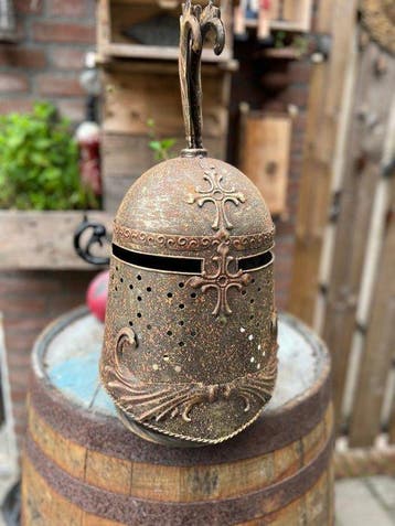 Decoratief ornament - decoratieve ridderhelm - Europa