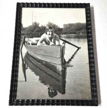 Vintage ingelijste zwart-witfoto van lachende vrouw in, Huis en Inrichting, Verzenden, Gebruikt