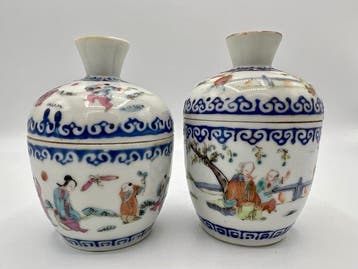 Elegante paar kleine Chinese porseleinen vazen in Famille, Antiek en Kunst