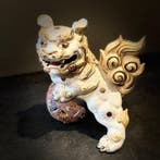 Witte Shishi-beschermende leeuw op Temari-bal — Goud en