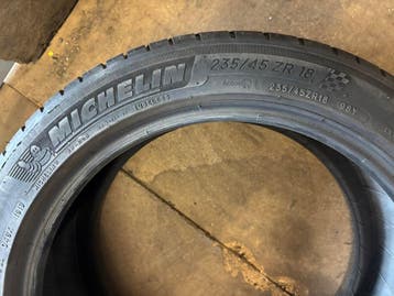 2x Michelin Pilot Sport 4 TO 235/45 R18 - 4,5 mm Zomerbanden, Ophalen, 18 inch, Gebruikt, 235 mm