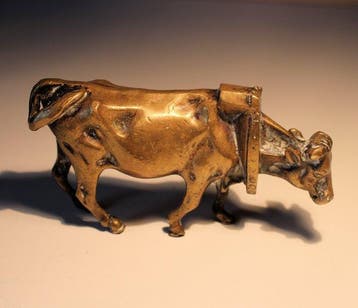 Beeldje - Authentiek bronzen koeienbeeldje met juk -, Antiek en Kunst
