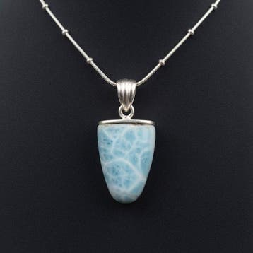 Natuurlijke onbewerkte larimar. Montage op een 925 zilveren