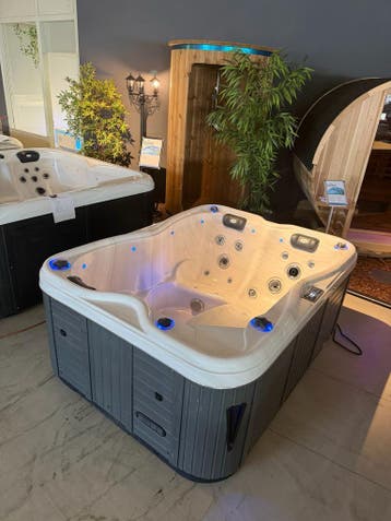 Luxe Spa / Jacuzzi – 3 pers. 220V Plug and Play, Tuin en Terras, Bubbelbaden en Hottubs, Ophalen, Zo goed als nieuw, Pomp, Vast