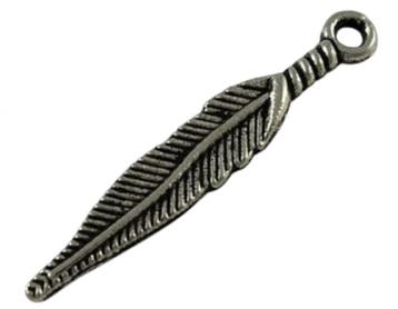 6 x Metalen bedeltje veer 5 x 29 mm – oogje 2 mm – antie, Ophalen of Verzenden, Nieuw, Bedel