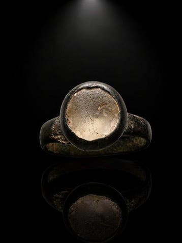 Middeleeuws Brons Ring met witte cabochonsteen (Zonder
