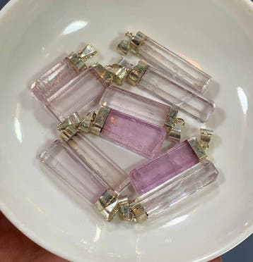 Kunziet hanger, tien stuks, lot in roze kleur met
