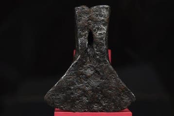 Keltisch (La Téne) - Grote ijzeren bijl met sokkel - 9.5 cm