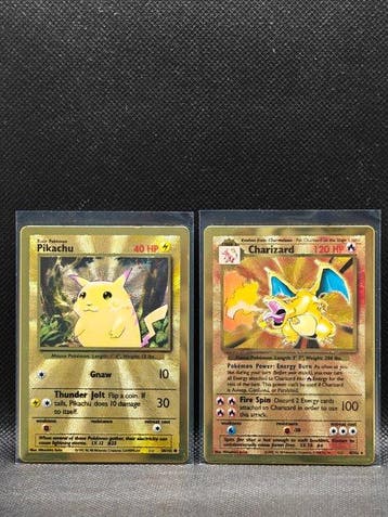 2 Card - Charizard & Pikachu gold metal UPC promo - NO, Hobby en Vrije tijd, Nieuw