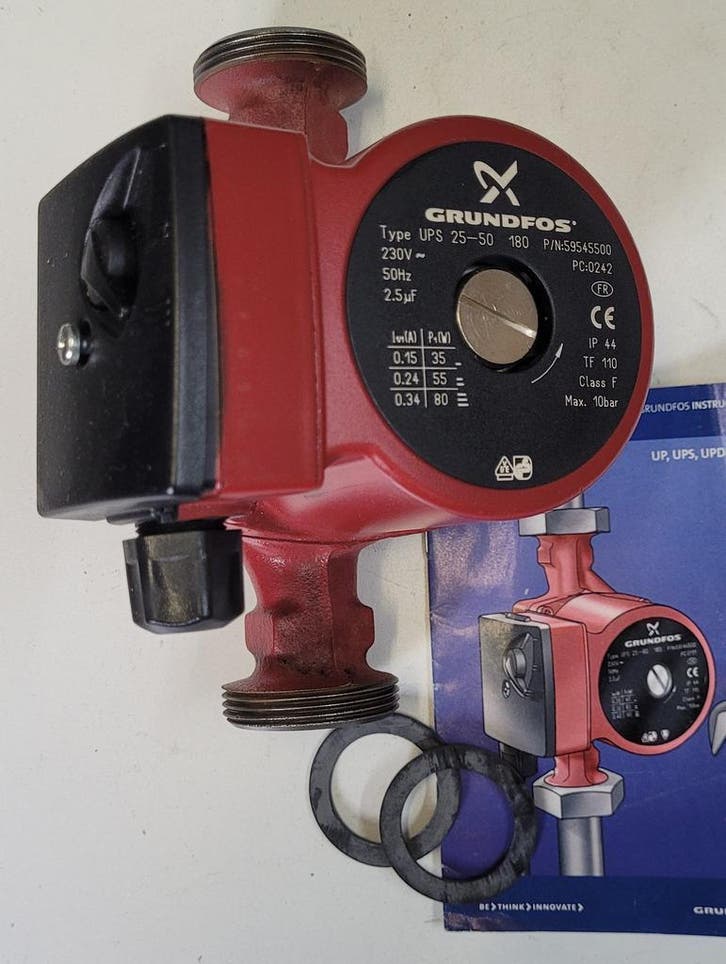 Grundfos pomp UPS 25-50-180 NIEUW, Doe-het-zelf en Verbouw, Verwarming en Radiatoren, Nieuw, Ophalen of Verzenden