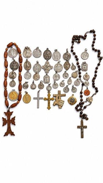 Medailles, kruisen en religieuze rozenkransen (44) - Vintage