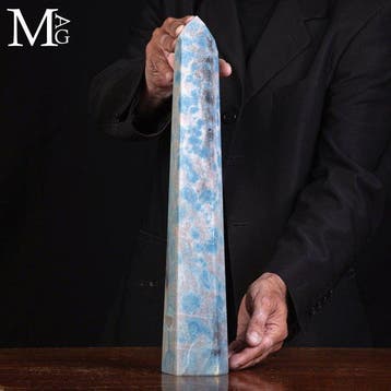 Majestueuze Trolleiet-Obelisk Uitgehouwen en Gepolijste