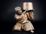 Japanse bronzen figuur van een kind dat een ton draagt –