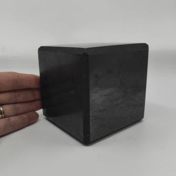 Shungiet Kubus - Breedte: 8 cm- 1310 g - (1), Verzamelen, Mineralen en Fossielen