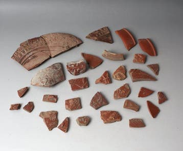 Oud-Romeins Terra sigillata Vaatfragmenten met bloemmotieven