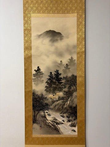Japanse inktlandschap op zijde – Mistige bergen, bos en