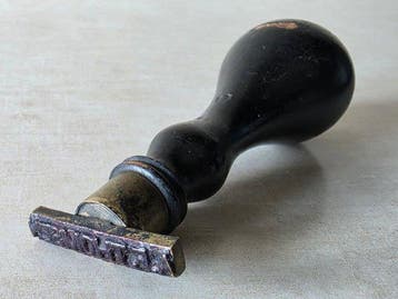 Niemiecki stempel imienny A. F. THOMSEN – drewno i mosidz,