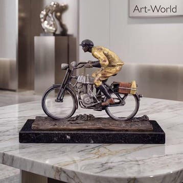 Beeld, Naar Decker: Man op motor - 17 cm - Brons, Marmer