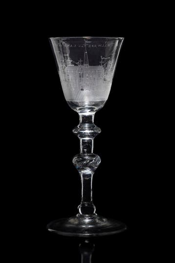 Antiek wijnglas met gravures, Ophalen