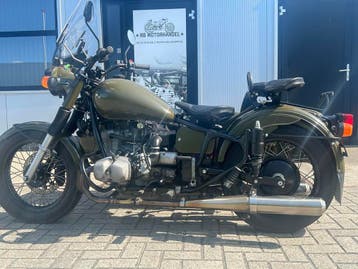 URAL EN DNEPR MOTOREN MET ZIJSPAN