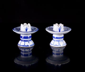 Een paar Chinese blauw-witte kandelaars - Porselein - China