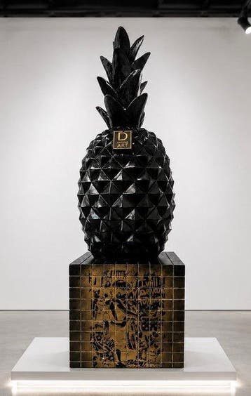 Daluxe Art - 1999 • XXL Banksy Pineapple Display – 95 cm