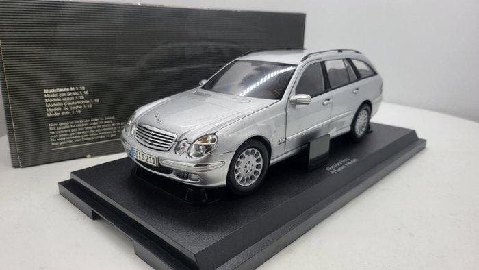 Kyosho 1:18 - Model sportwagen - Mercedes-Benz E-Klasse, Hobby en Vrije tijd, Modelauto's | 1:5 tot 1:12