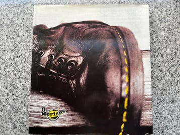 Dr. Martens AirWair, Gelezen, Verzenden, M. Roach, Overige onderwerpen