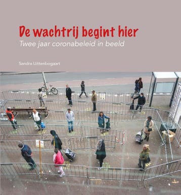 De Wachtrij Begint Hier | Sandra Uittenbogaart | Nieuw, Ophalen of Verzenden, Nieuw, Sandra Uittenbogaart