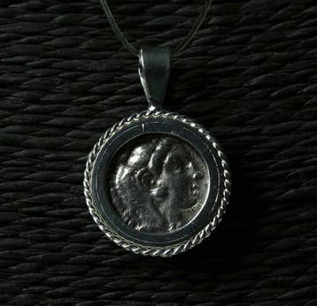 modern Zilver Hanger met de oude Griekse drachme van