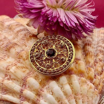 Filigrain broche met rode zirconia; 20 karaat, Gebruikt, Ophalen of Verzenden, Met edelsteen, Goud