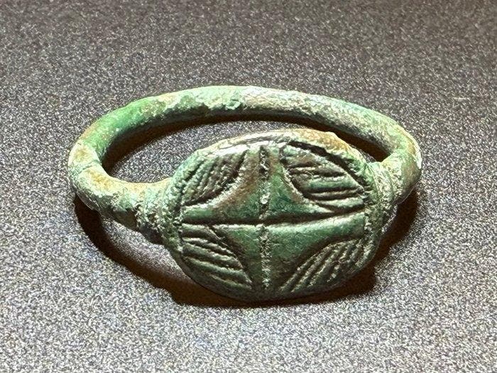 Middeleeuwen, kruisvaardersperiode Brons Prachtige ring met, Antiek en Kunst, Antiek | Overige Antiek