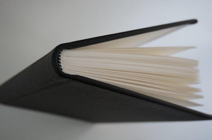 leeg boek zwart leer, Diversen, Schrijfwaren, Verzenden