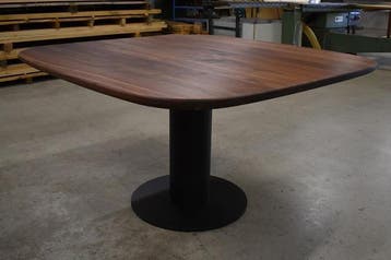 Deens ronde notenhouten eettafel 135 cm met zwarte kolompoot, Overige houtsoorten, Japandi, Rond, Nieuw