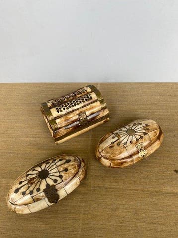 Collectie merkartikelen - Sieradenkist van botten., Antiek en Kunst
