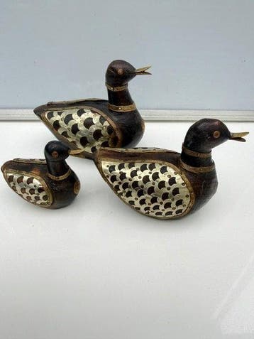 Beeldje - Houtsnijwerk - Elegante driedelige eendenfamilie /