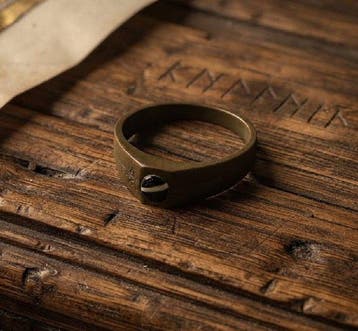 Middeleeuws Brons Ring met een decoratieve inzet., Sieraden, Tassen en Uiterlijk