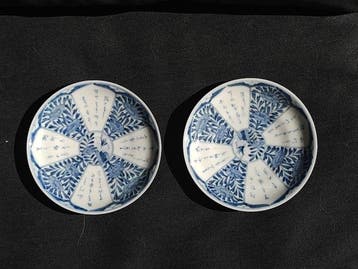 Een paar Japanse Arita blauw-witte porseleinen schalen. -
