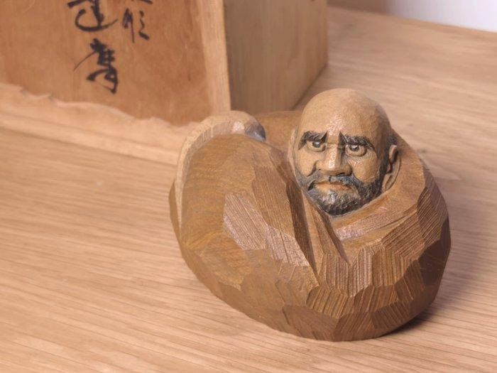 Japanese Hand-Carved Wooden Daruma by Master Kondo Hiroshi,, Antiek en Kunst, Antiek | Overige Antiek