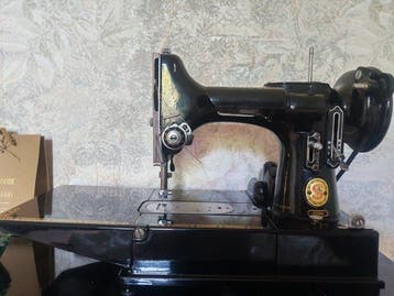 Singer Featherweight 222K Red S Naaimachine - Staal