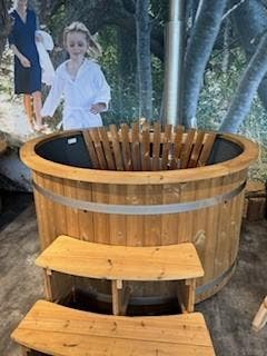 Houtgestookte hottub showroommodel Thermowood, Nieuw, Vast