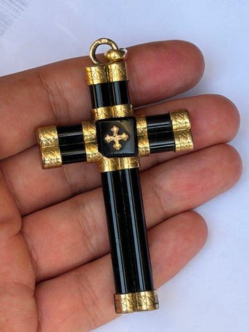 Kruishanger Monumentale (7,5×4,5 cm) borstkruis uit