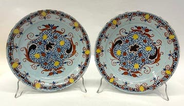 Twee Delftse polychrome faience borden (“Pannenkoekborden”)