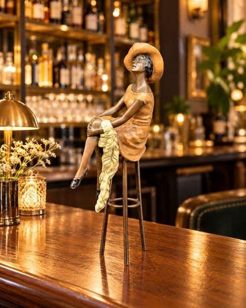 Beeld, Bronze Lady with Hat on Bar Stool - 27.5 cm - Brons, Antiek en Kunst