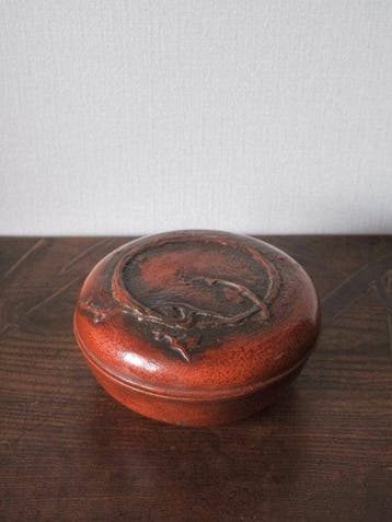 Doos - Japanse doos met rode lak en verhoogde