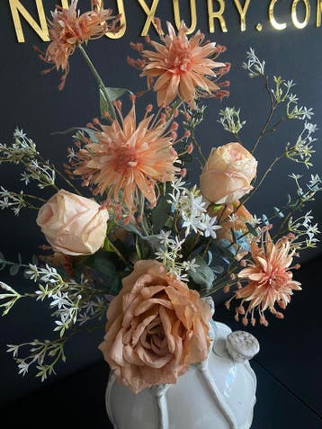 Bloemstuk (ken) met Design Vaas – Zijdebloemen Arrangement, Nieuw, Binnen