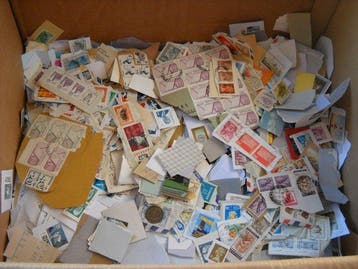 Wereld - Een partij postzegels op papier, Gestempeld