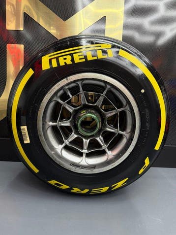 Wiel compleet met band - red bull - Tyre complete on wheel, Nieuw