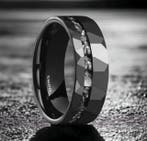 Tungstenring. Inlegstukken van meteoriet. De energie van het