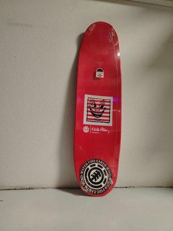 Keith Haring (1958-1990) - sculptuur, Skateboard Element -, Nieuw